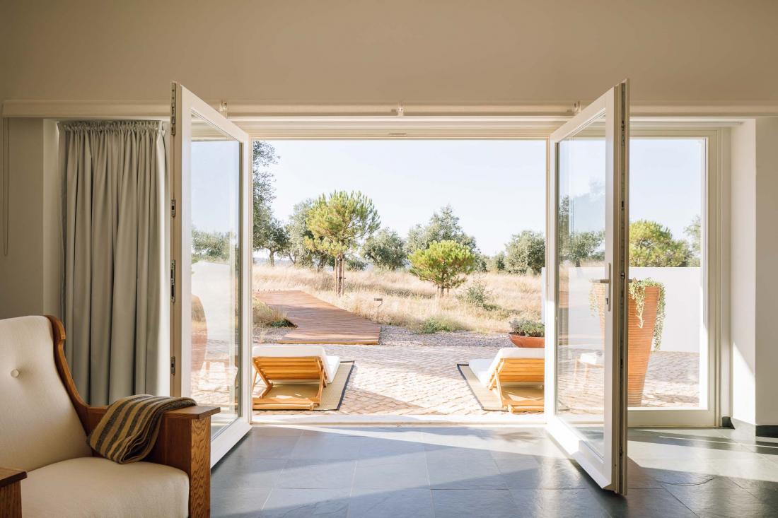 Les chambres sont spacieuses, lumineuses et ouvertes sur une cour, une terrasse ou un jardin privé.