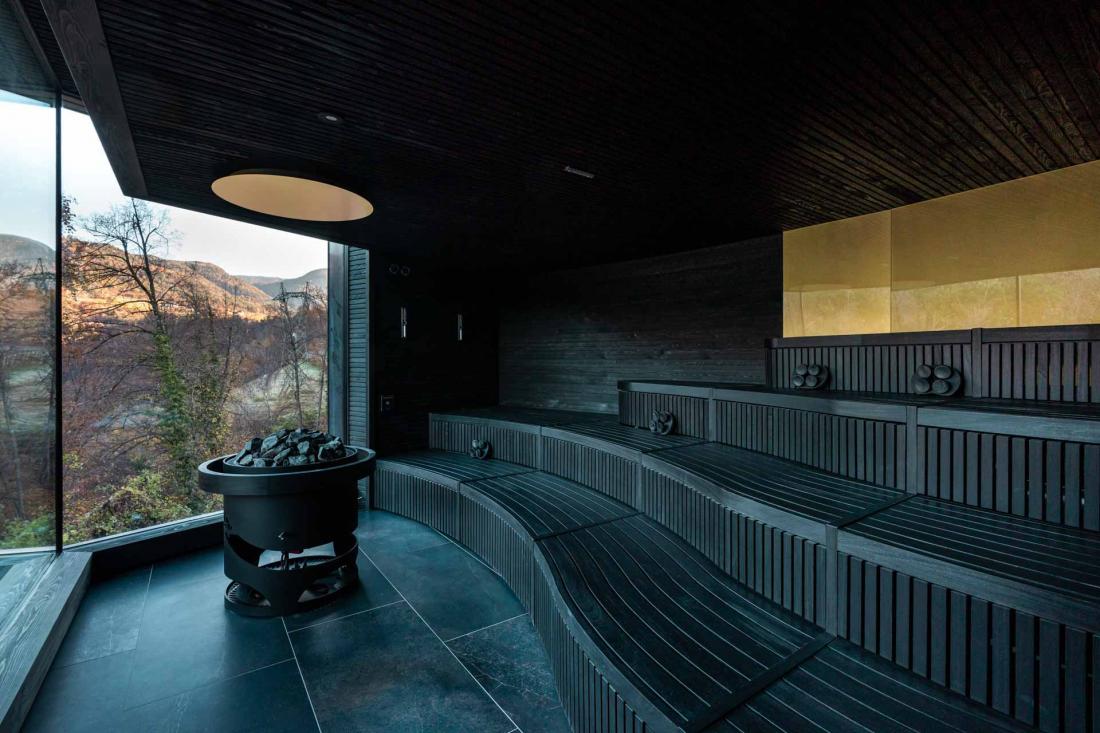 Le Spa Manna d’influence asiatique compte plusieurs saunas dont celui-ci, ouvert sur la nature