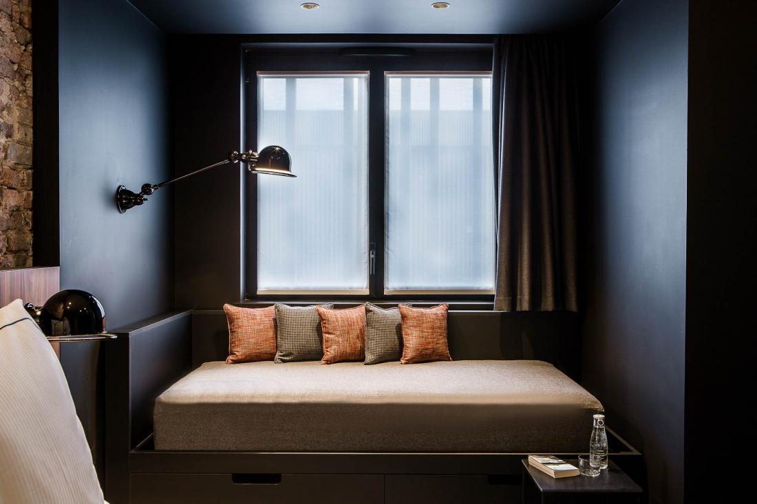 Contrastes de matières, de couleurs et de styles dans les chambres.