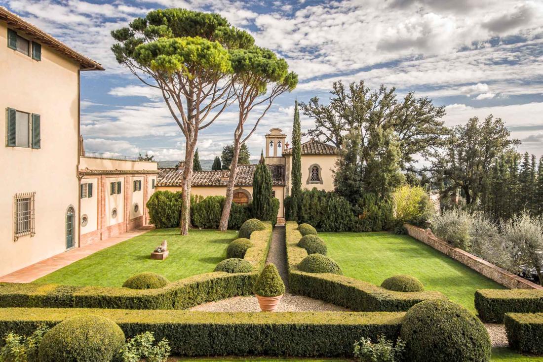 Les chambres ont une vue imprenable sur les collines ou sur le jardin classique des villas toscanes. COMO Castello Del Nero - Jardin de l'hôtel