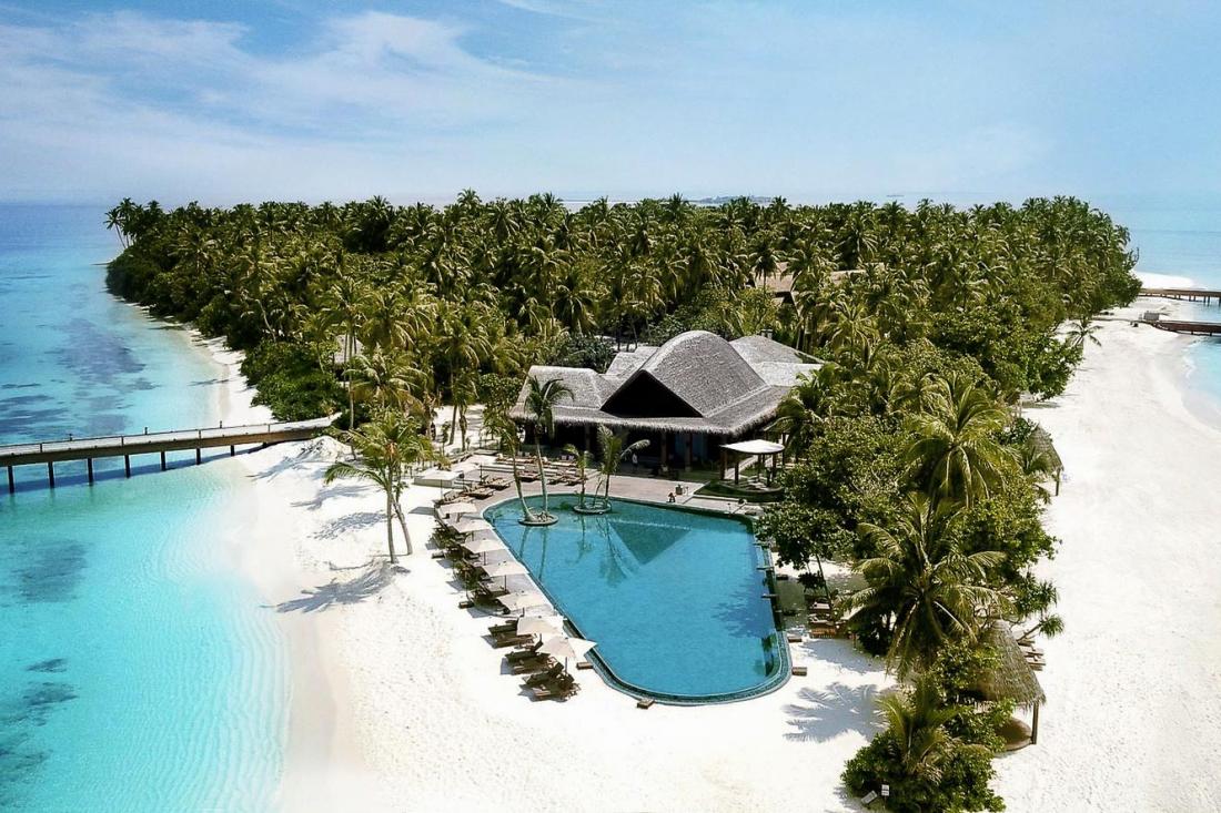 Une gigantesque piscine est déposée sur la plage à la pointe de l’île.