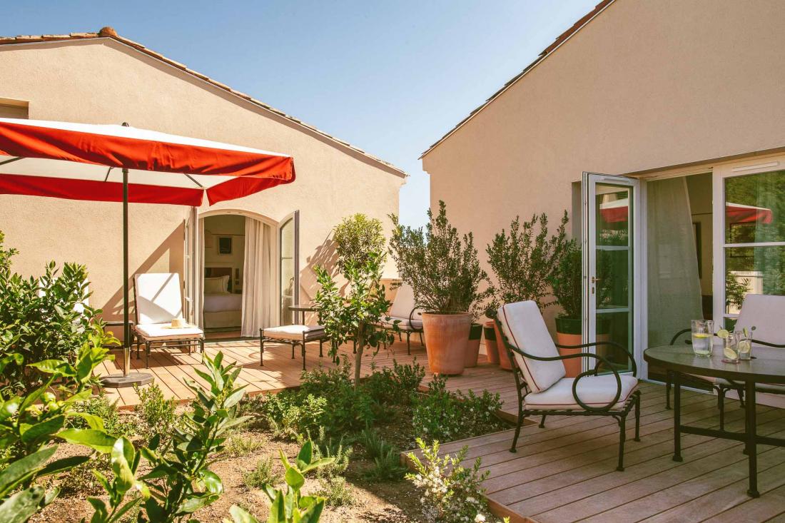 Chaque chambre et suite possède un jardin privé avec une terrasse.