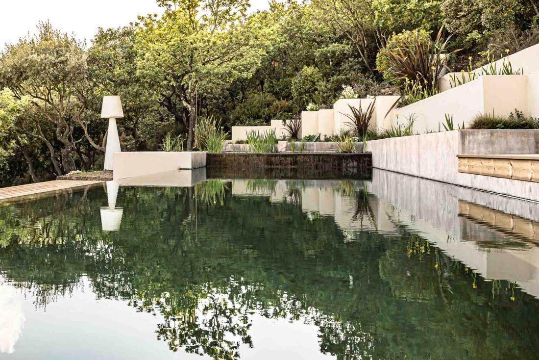 Les deux lodges ont accès à une piscine naturelle traitée par des plantes purifiantes