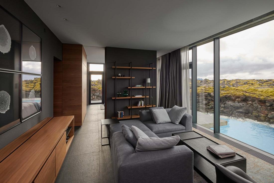 Les 62 suites de 40 à 60 m² sur deux niveaux ont toutes une vue incomparable sur la nature brute et minérale, couverte d’un épais tapis de mousse.