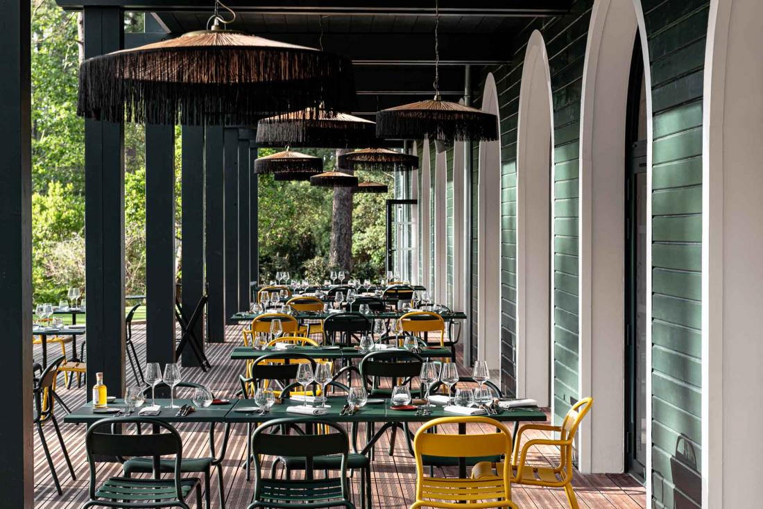 La terrasse du restaurant donne sur la forêt de pins et le golf