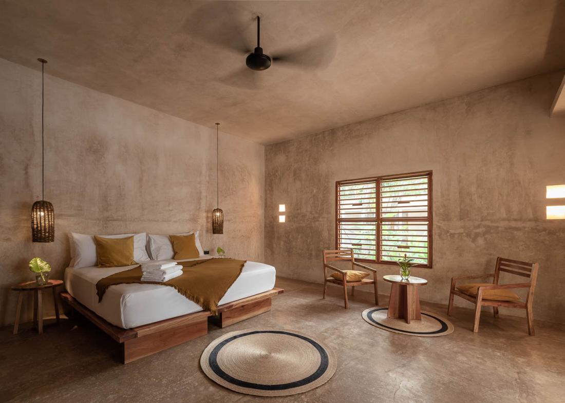 Chaque chambre possède une terrasse privée et est meublée d’artisanat local Chaque chambre possède une terrasse privée et est meublée d’artisanat local