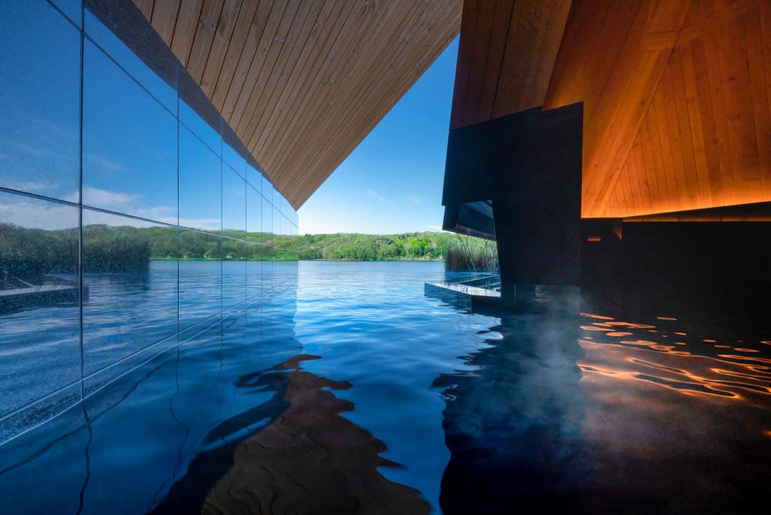 La maison de bain Sankaku-no-yu, ouverte sur le lac