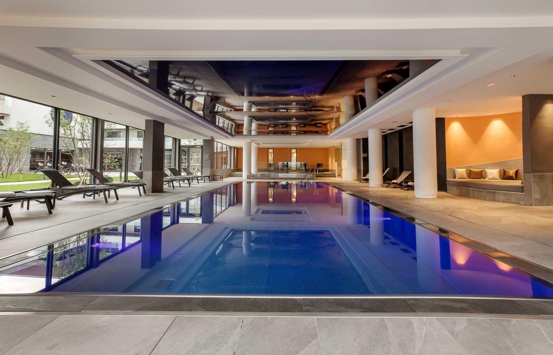 Au rez-de-chaussée, le spa de 1000 m2 avec une grande piscine chauffée 