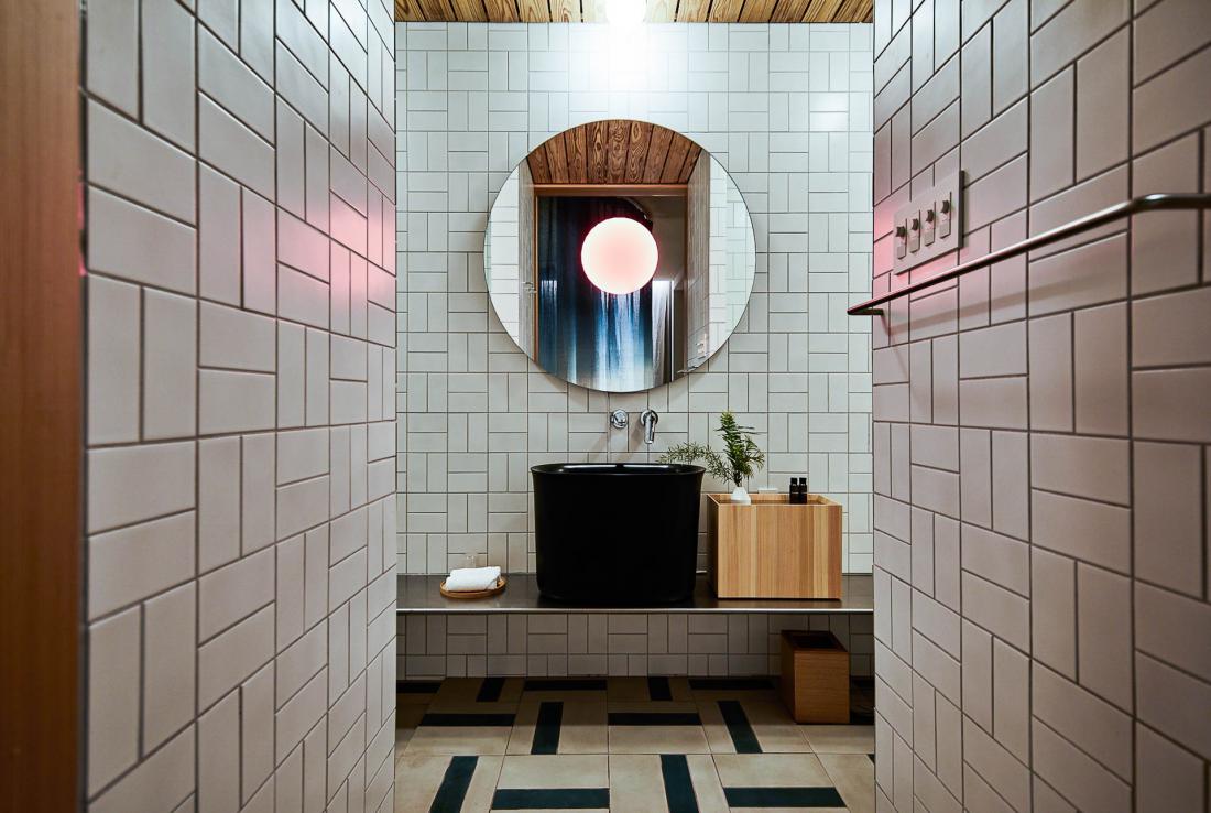 Jusque dans la salle d’eau, l’hôtel puise ses inspirations des traditions, ici les baquets en bois de cèdres des onsen Jusque dans la salle d’eau, l’hôtel puise ses inspirations des traditions, ici les baquets en bois de cèdres des onsen