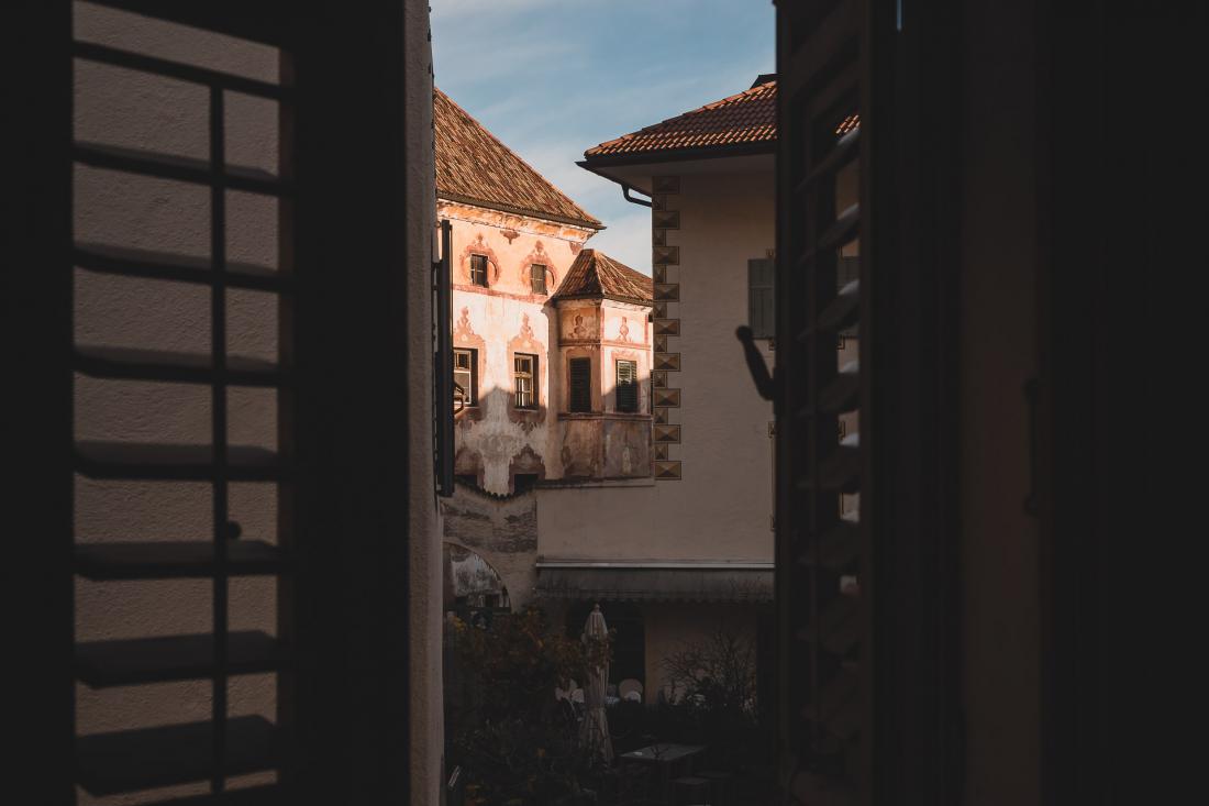 Couché de soleil sur la ville de Lana, base idéale pour découvrir les restaurants et bars du coin.