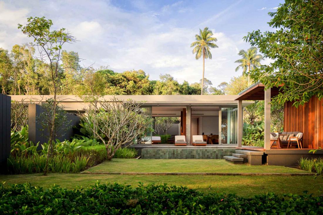 Chaque villa au design contemporain est équipée de baies vitrées du sol au plafond ouvrant directement sur la plage et la végétation luxuriante