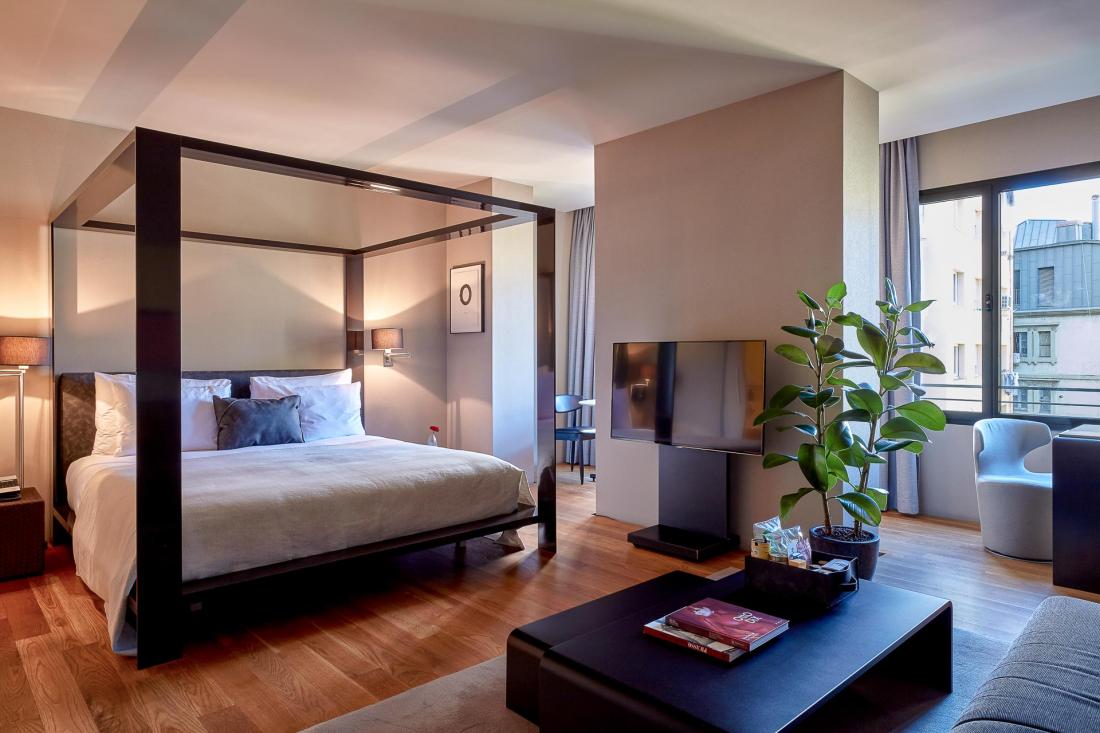 Donnant sur la cour végétalisée, la Sir Suite de 60m² est parfaite pour profiter de la ville depuis son cocon relaxant.