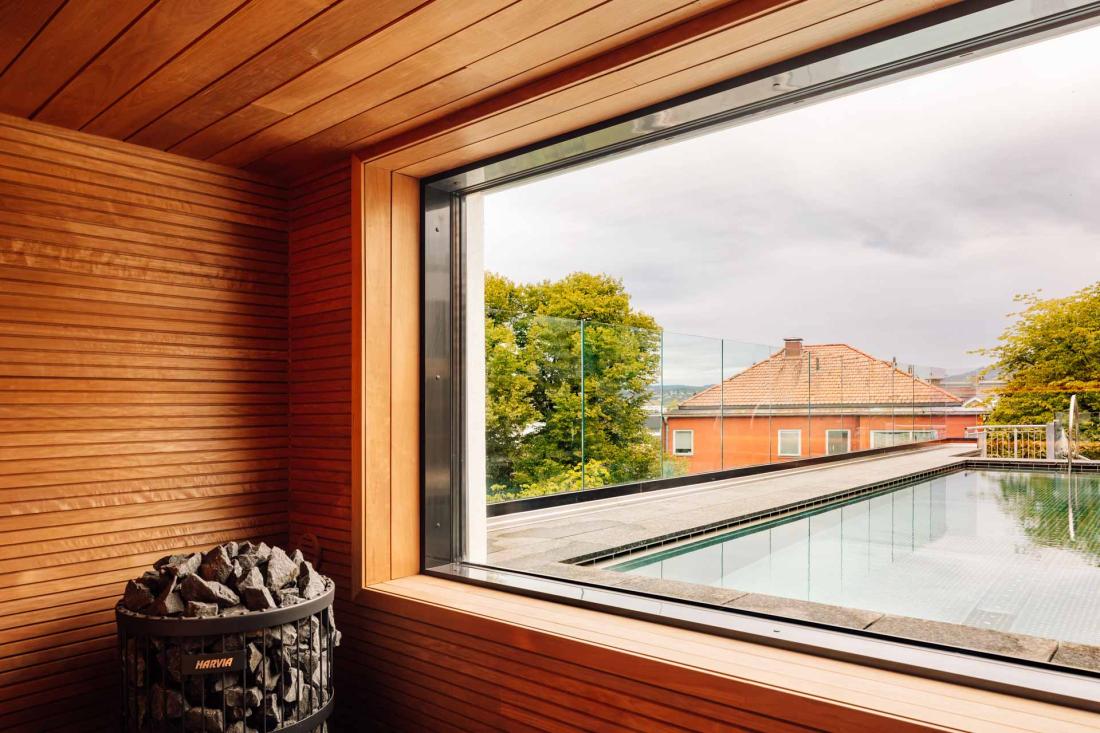 La piscine et le sauna sur le toit-terrasse de l’hôtel