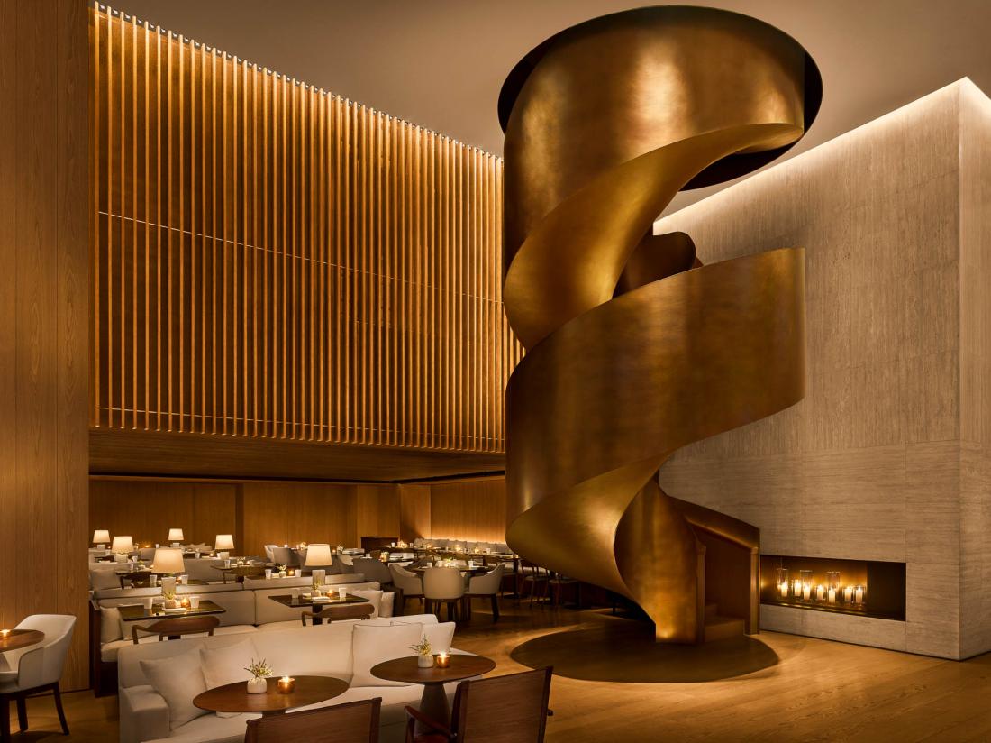 HIYA est une izakaya japonaise moderne au 27ème étage, sophistiquée et glamour.
