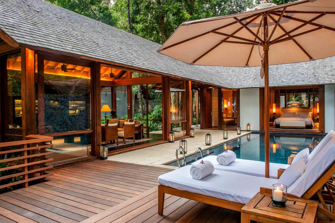 Les Beach villas construites sur la plage ont leur propre piscine, une chambre et un grand salon.