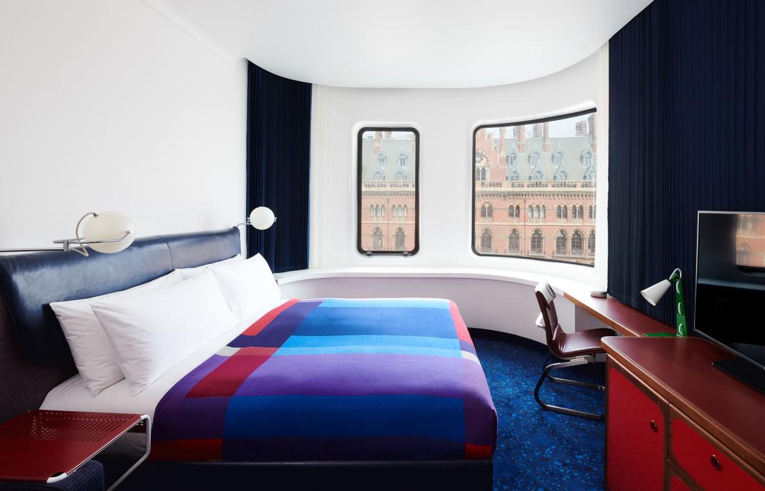 Lit king size et couleurs vibrantes pour cette chambre King’s Standard.