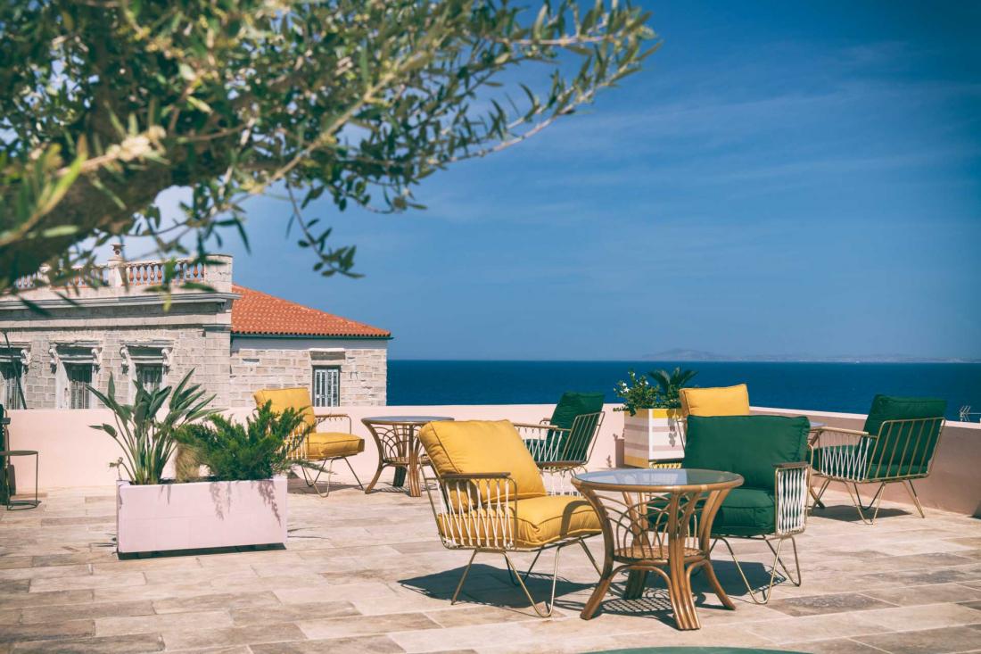 Le roof top du manoir dévoile une vue à couper le souffle sur l’archipel des Cyclades 