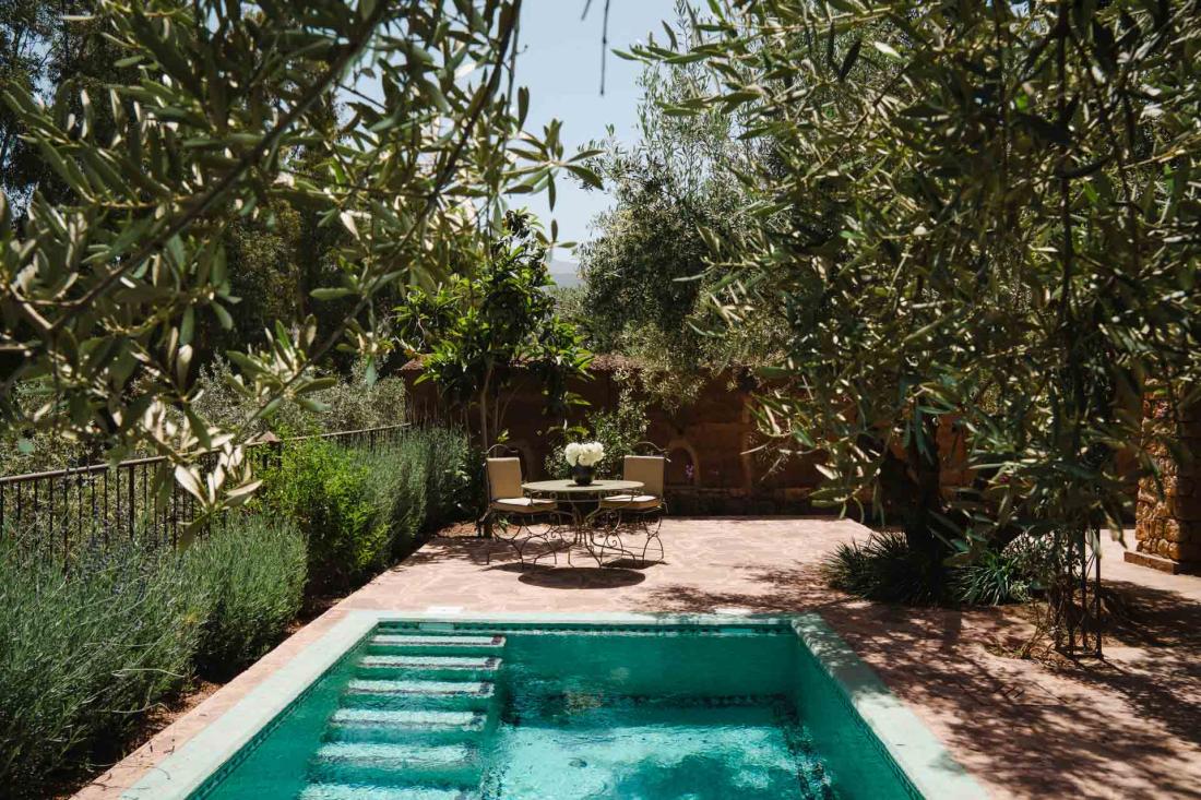 Les piscines s’entourent d’oliviers, d’eucalyptus et de chaises longues