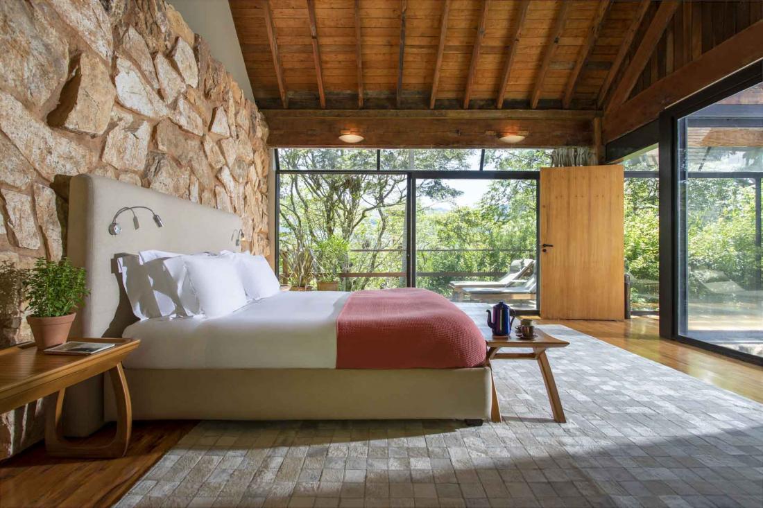 L’une des 13 villas privées et sa chambre avec la piscine au pied du lit L’une des 13 villas privées et sa chambre avec la piscine au pied du lit