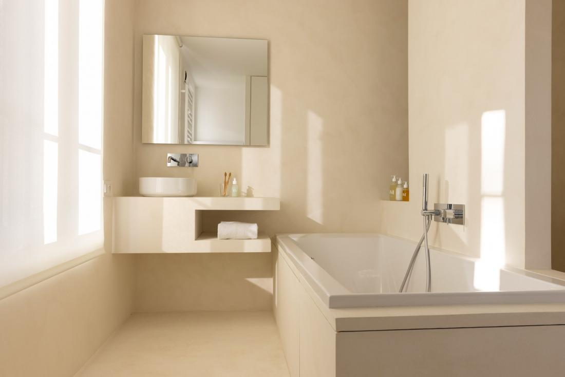 Les salles de bains, spacieuses et dépouillées, ont été conçues en béton ciré. 