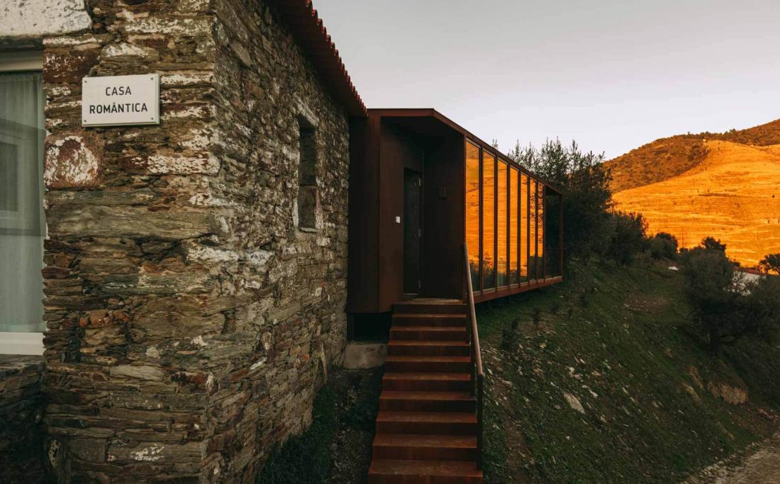 La Casa Romântica, véritable maison privée de pierre, bois et acier avec vue sur les oliviers