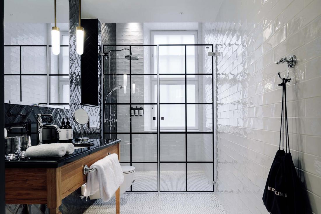 Des salles de bain émane une atmosphère Art Déco, par les motifs en éventail des mosaïques au sol.