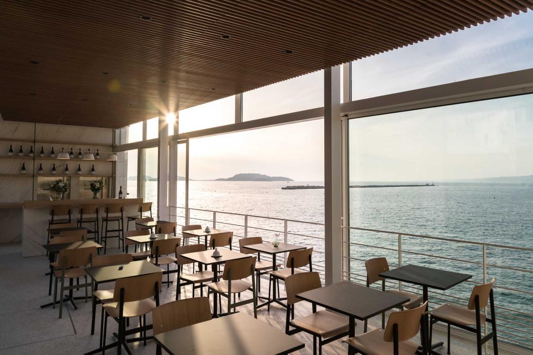 Avec 60 couverts intérieur, le restaurant offre l’une des plus belles vues de Marseille.