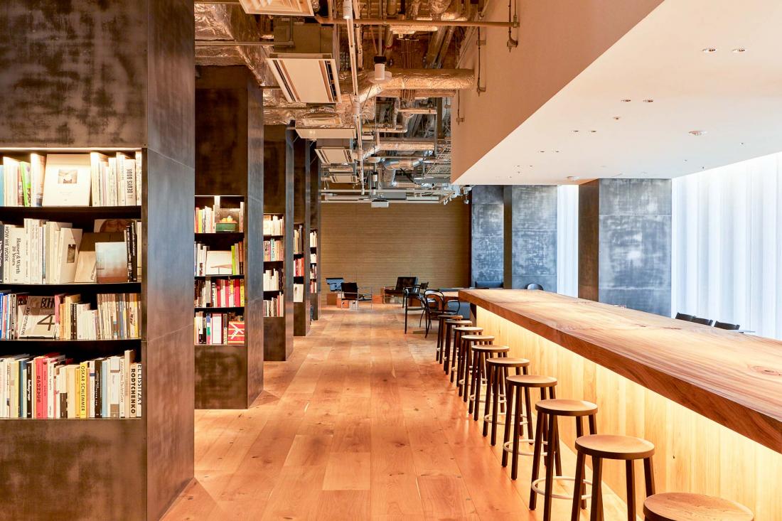 Le Salon, espace commun où se retrouver et se détendre au café - bar.