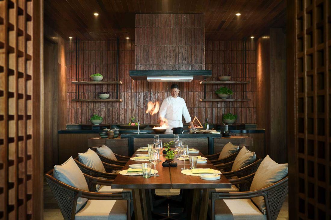 Les restaurants, Rocka et Crudo, proposent une cuisine balinaise aux influences internationales.