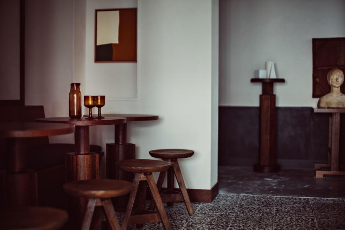 Pour le petit déjeuner, les hôtes sont reçus entre le salon et l’atelier sur des tables en bois dessinées sur mesure