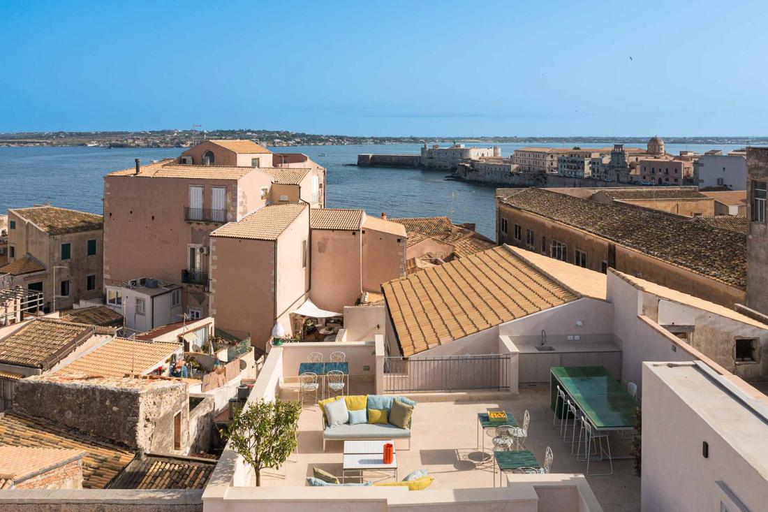 La terrasse de Lùme surplombe l’ocre des toits et l’azur des flots 