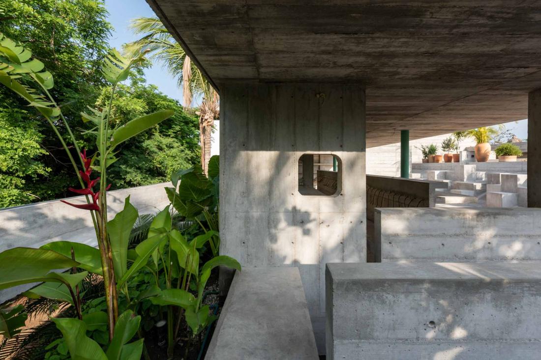 La terrasse ouverte sur la jungle au deuxième étage