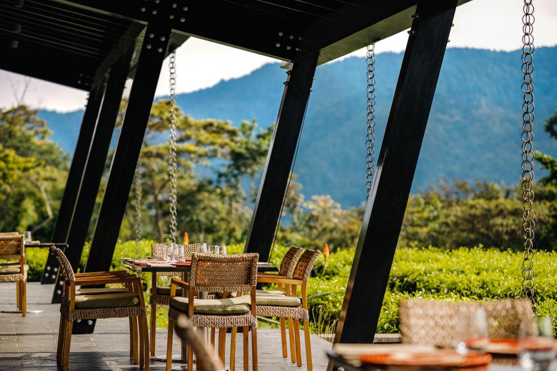 La terrasse du restaurant, où l’on savoure une cuisine aux fortes influences africaines, avec des produits du potager à l’assiette.