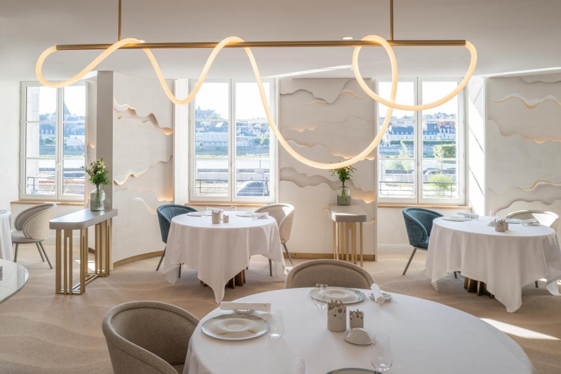 L’hôtel, pensé comme une Maison Gastronomique, accueille le restaurant gastronomique du chef 2 étoiles Michelin Christophe Hay