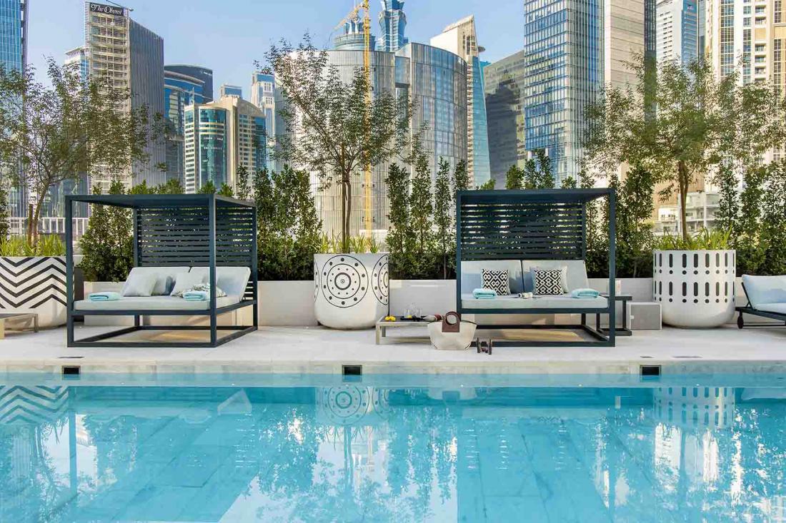 L’hôtel possède une piscine extérieure et un spa de 650 m2 L’hôtel possède une piscine extérieure et un spa de 650 m2