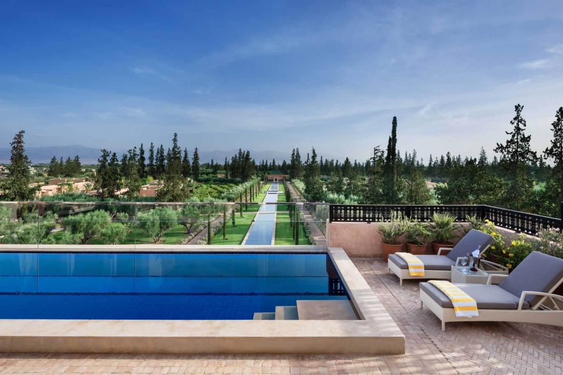 La Suite Royale et sa piscine surplombe les jardins