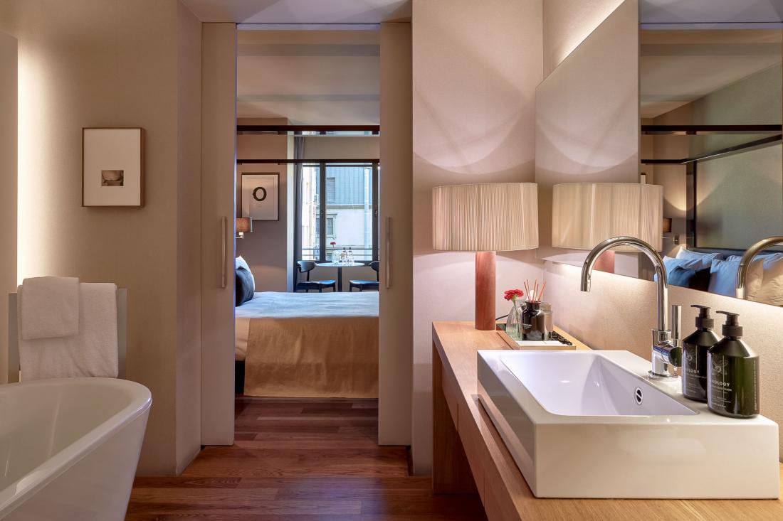 Les chambres sont meublées par B&B Italia, Cassina et les tapis faits main de Nani Marquina.