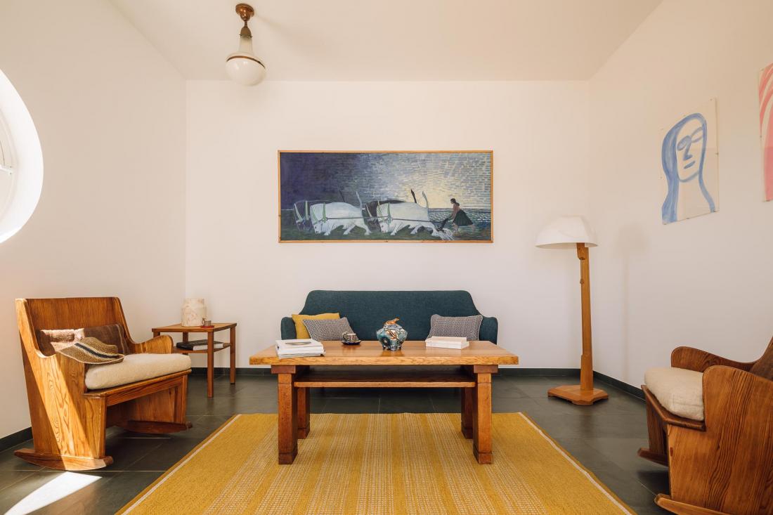 Toutes les influences du mobilier européen moderne se mélangent en formes cubistes, crystallines et organiques.