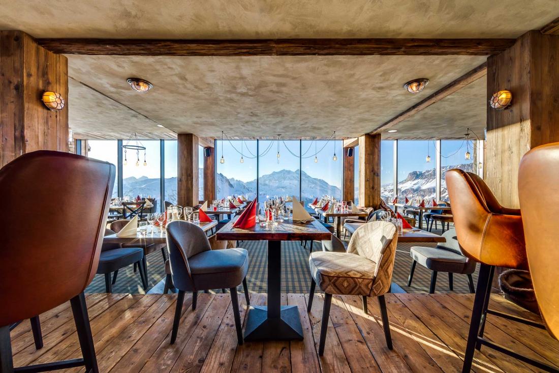 Le restaurant offre une vue vertigineuse sur le village et les montagnes 