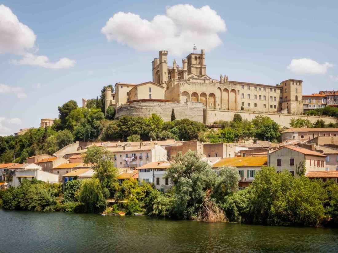 À gauche de la cathédrale, l’Hôtel La Prison a pris place dans le centre-historique, effet carte postale garanti