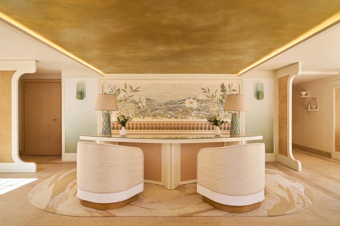 Le hall est joliment décoré, avec ses teintes claires et ses plantes luxuriantes. Le hall est joliment décoré, avec ses teintes claires et ses plantes luxuriantes.