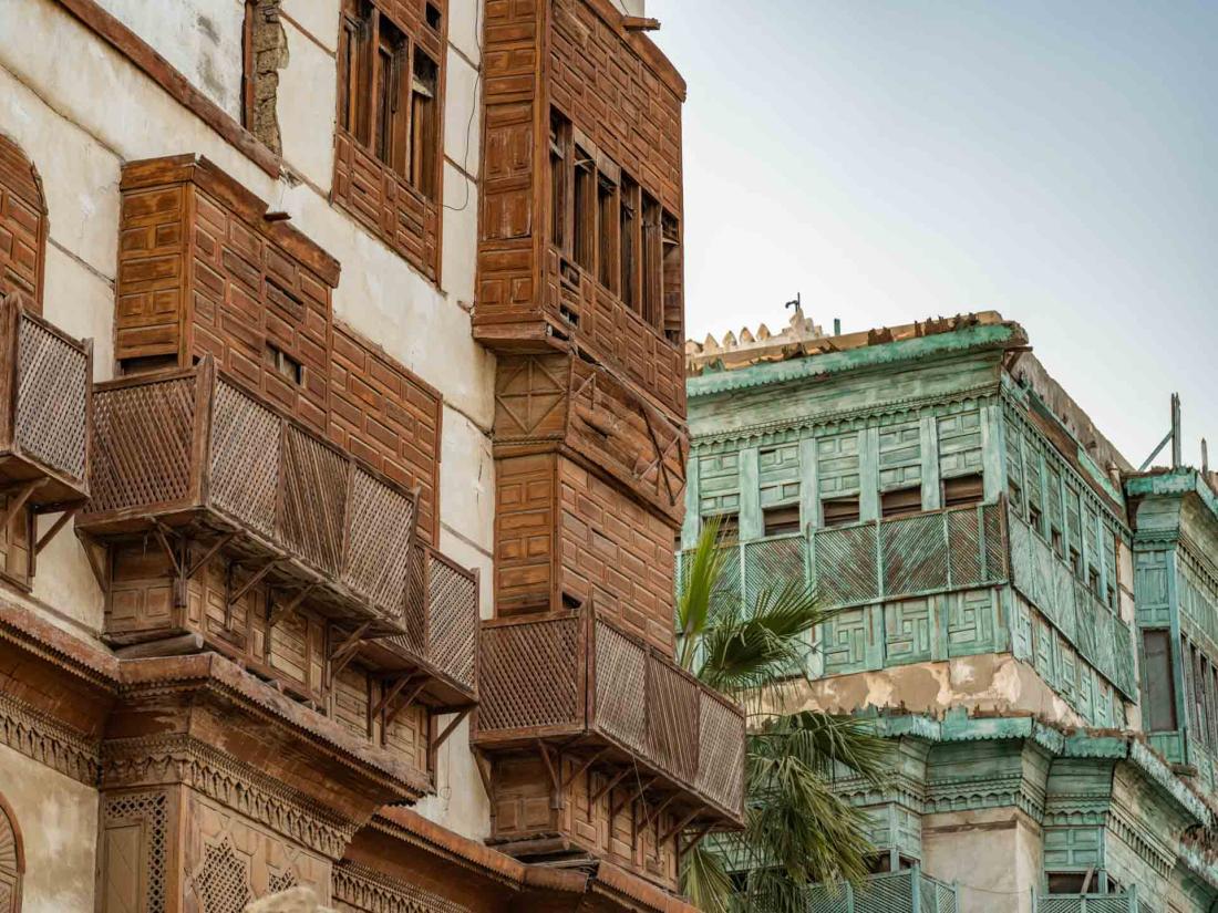 Située à mi-chemin de la côte ouest de l’Arabie saoudite, Al Balad est le cœur historique de Djeddah Située à mi-chemin de la côte ouest de l’Arabie saoudite, Al Balad est le cœur historique de Djeddah
