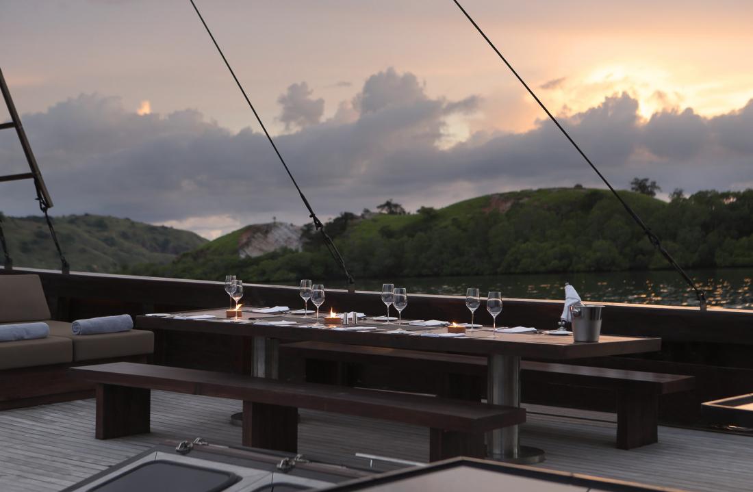 Le soir venu, le dîner se prend sur le pont, le soleil couchant à l’horizon…