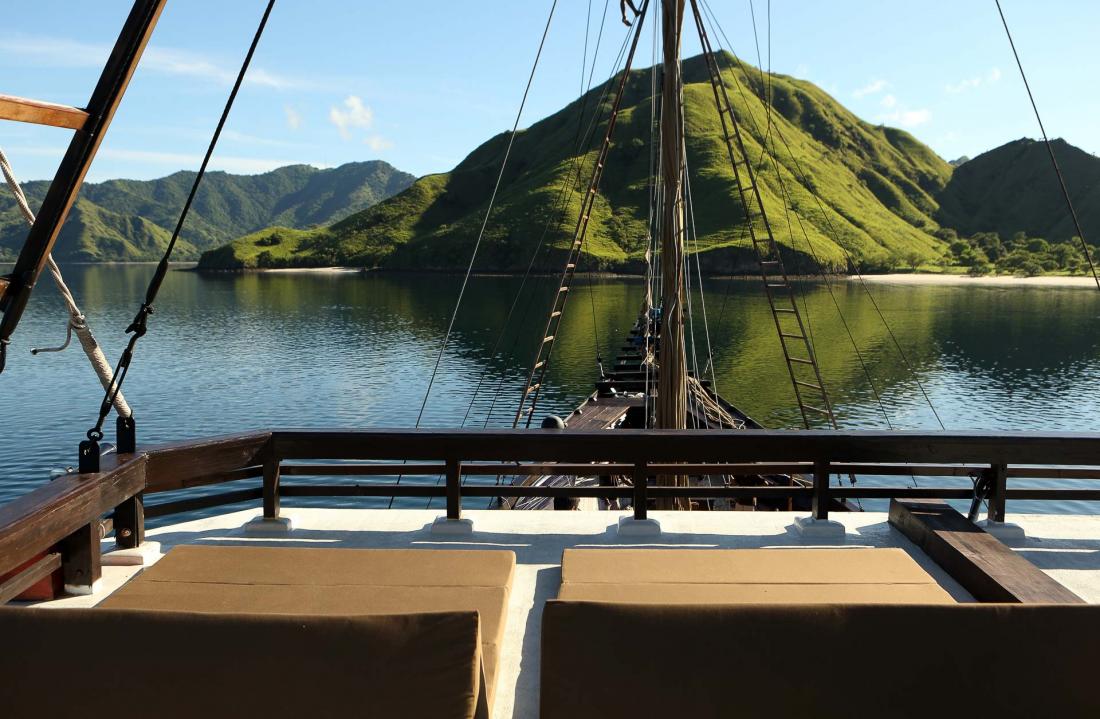 Sur le pont, les heures s’égrènent au rythme des paysages de végétation, montagnes et forêts tropicales.