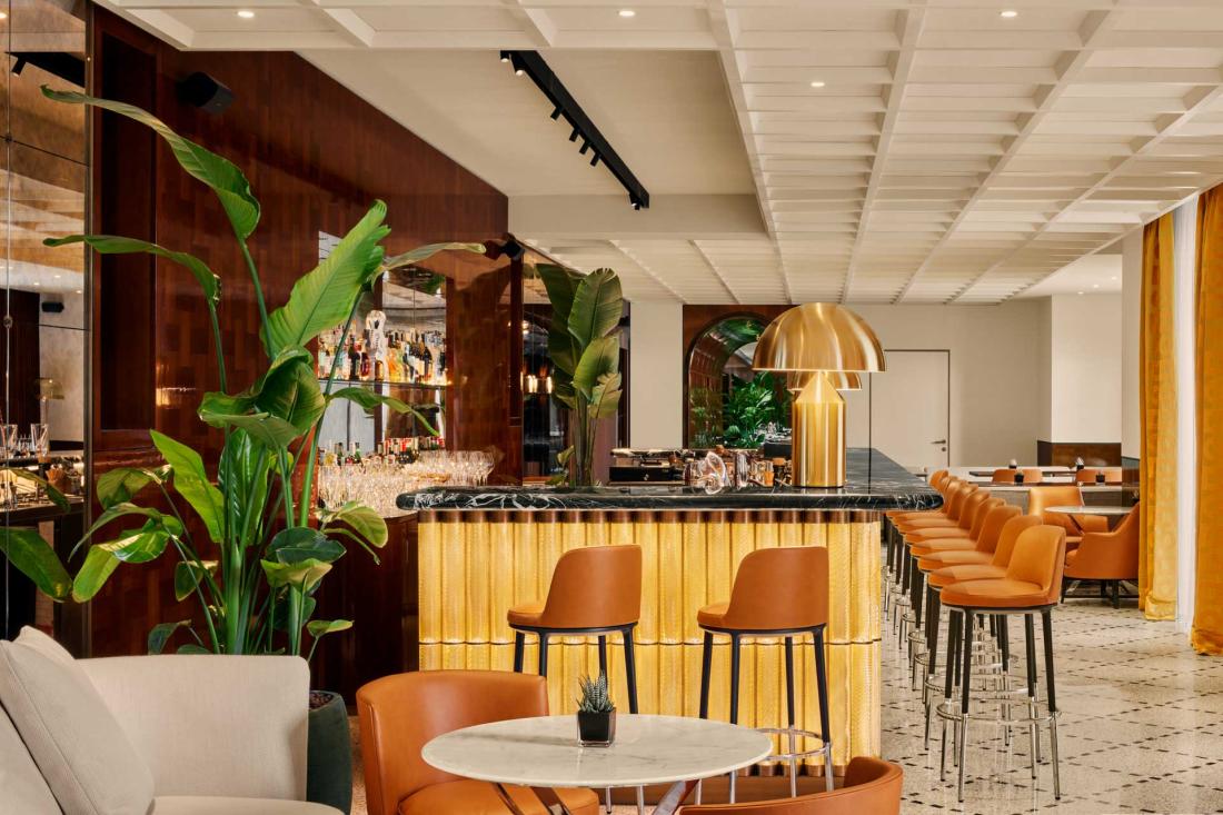 Le bar en marbre noir est orné de 60 torsades en verre de Murano avec de la poussière d’or Le bar en marbre noir est orné de 60 torsades en verre de Murano avec de la poussière d’or