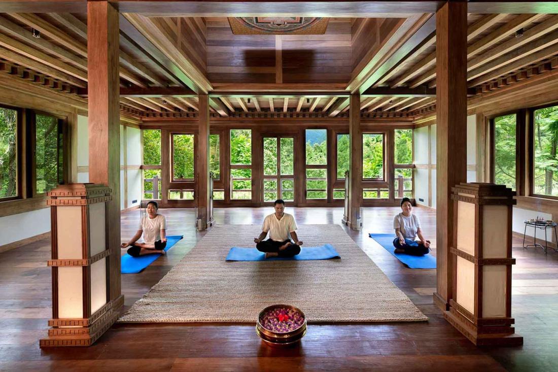 Équilibrez vos chakras avec une séance de yoga au spa lodge magnifiquement placé