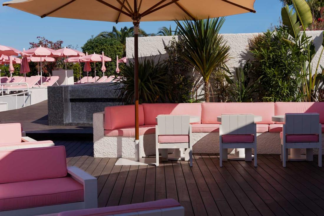 La décoration reprend les codes des villas californiennes avec des teintes  claires et pastels