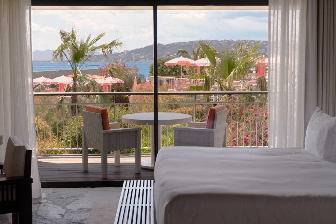 Les chambres avec terrasse offrent un espace intime à l’abri des regards avec la baie d’Antibes en toile de fond