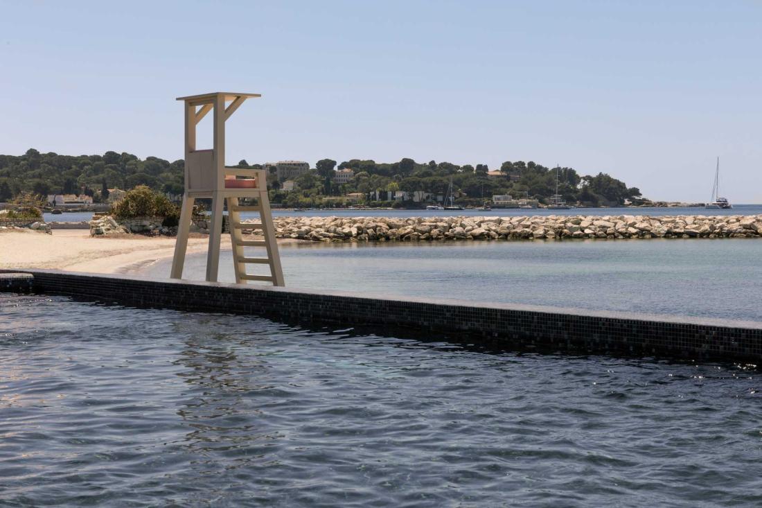 Au bord de la piscine à débordement, l’effet d’optique est saisissant