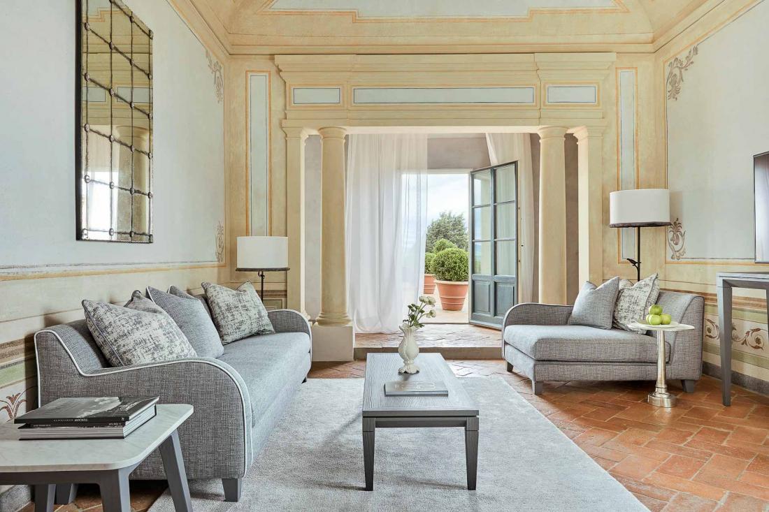 Paolo Navona a choisi un mobilier actuel et une palette claire, parfaitement en accord avec la signature COMO. COMO Castello Del Nero - COMO Terrace Suite - Salon